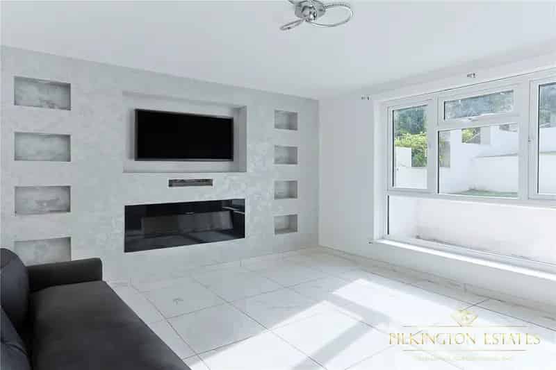 3 Bedroom House to Rent - Modern Living with Garden and Parking