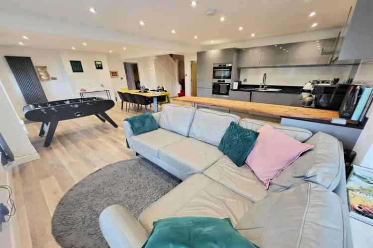 4 Bedroom Detached House for Sale Near Beach
