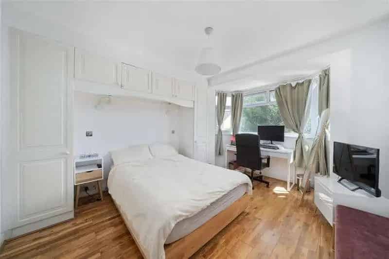 3 Bed 1350 Sqft Mid Terrace House for Sale