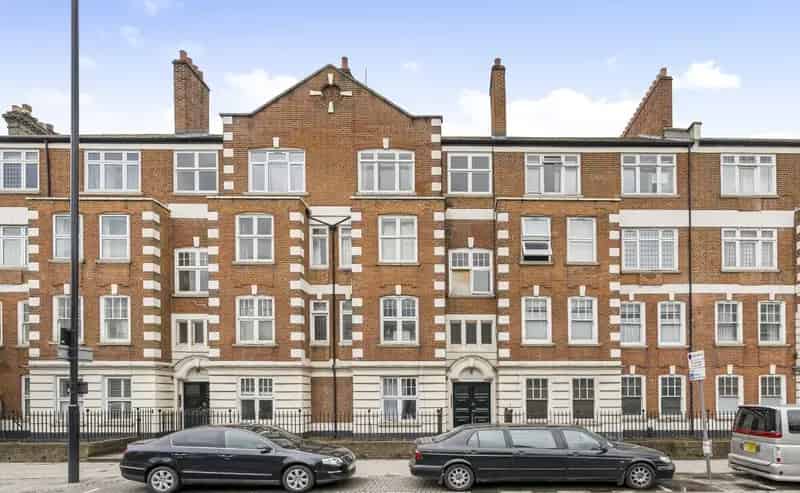 Spacious 2-Bedroom Flat near Barons Court Station