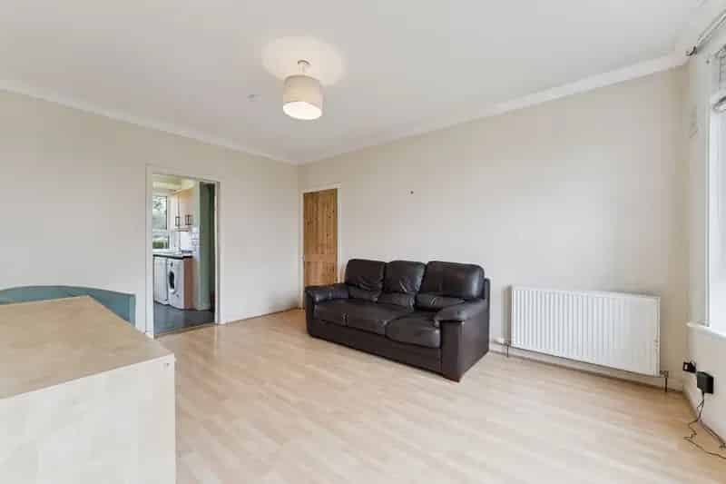 Two-Bedroom Lower Cottage Flat in Knightswood