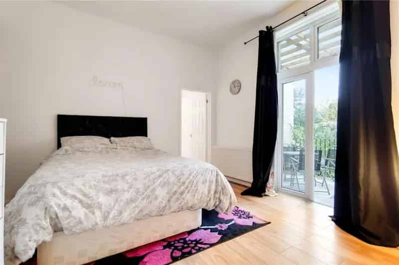 2 Bed Flat Leasehold Communal Gardens Parking