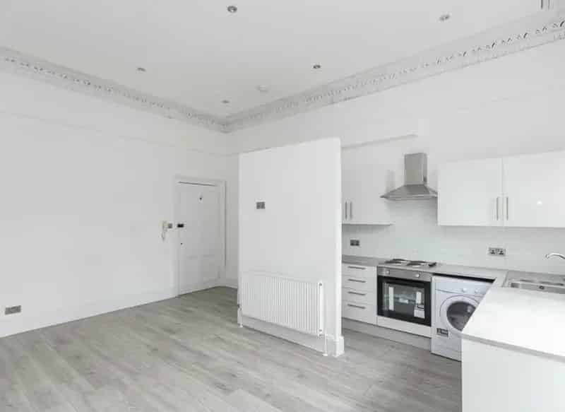 Ground Floor Studio Apartment near Surbiton Town Centre