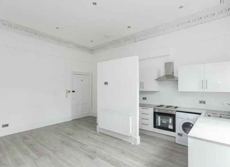 Ground Floor Studio Apartment near Surbiton Town Centre