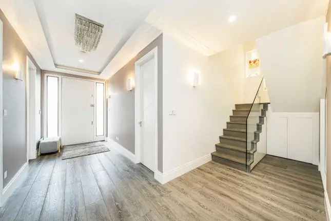 Detached House for Sale in London NW4