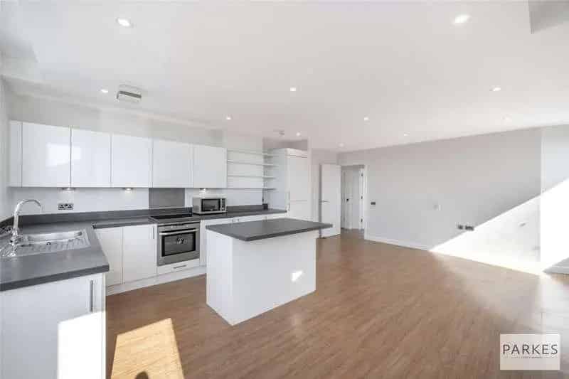 2 bed flat for sale