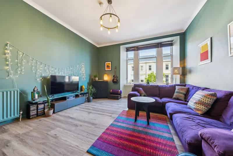 Stunning Four-Bedroom Apartment in Pollokshields