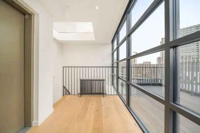 Town house for sale in City Island Way, London E14