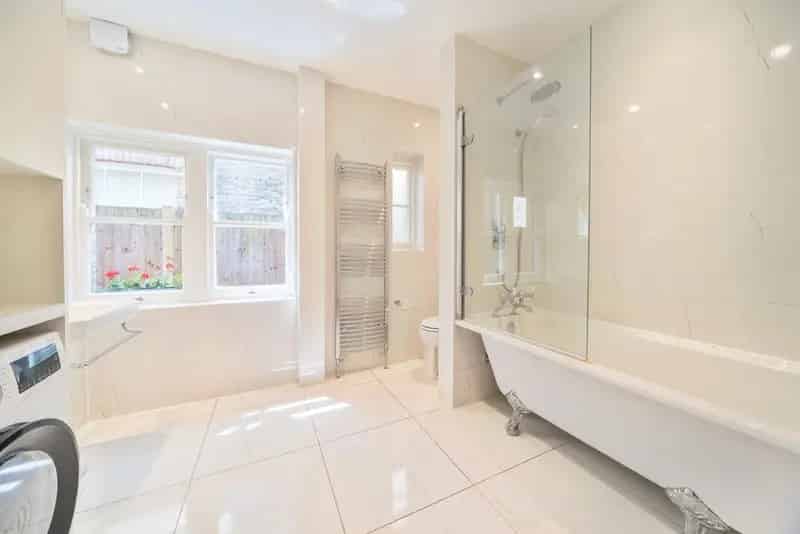 Two Double Bedroom Ground Floor Flat with Communal Gardens