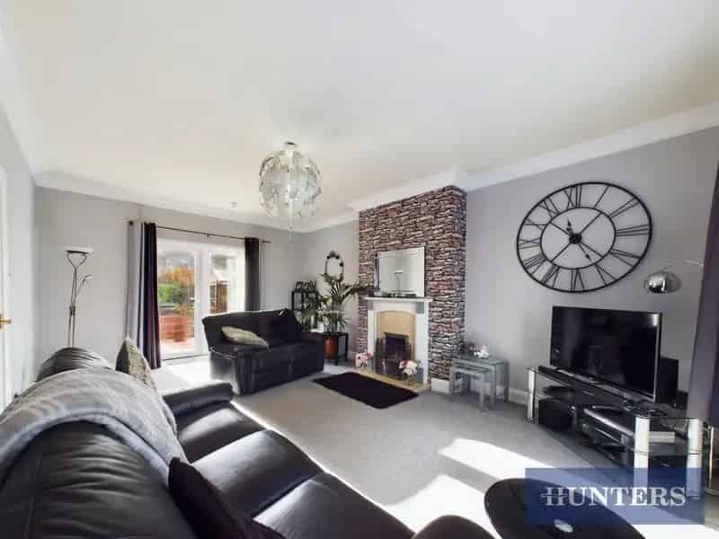 3 Bedroom Semi-Detached House Near Beach