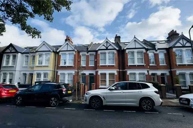 3-Bedroom Detached House for Sale in Chiswick London