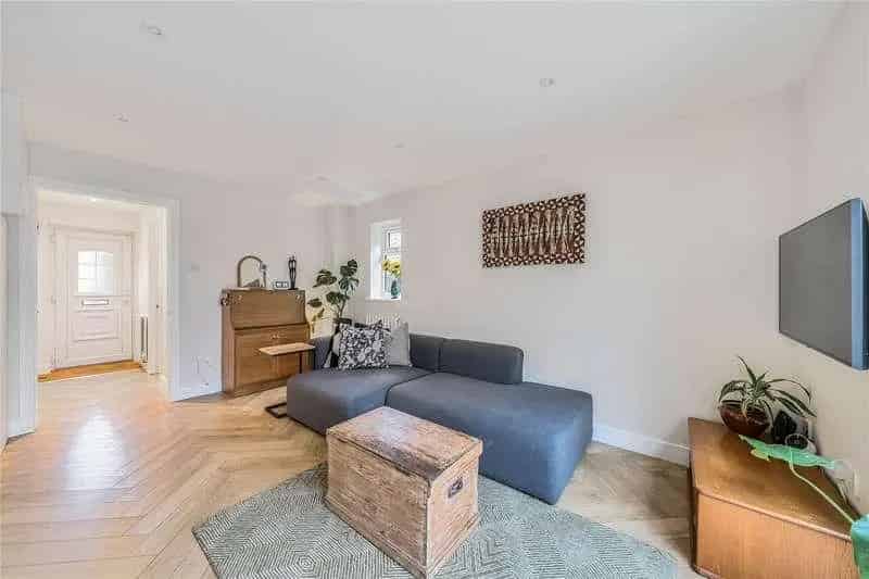 2 Bed House for Sale - Excellent Order, 2 Parking Spaces