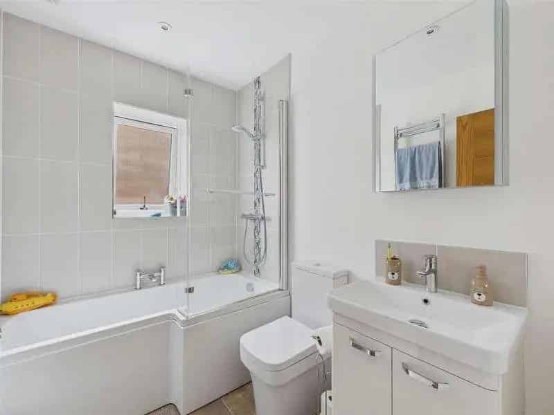 4 bed house for sale