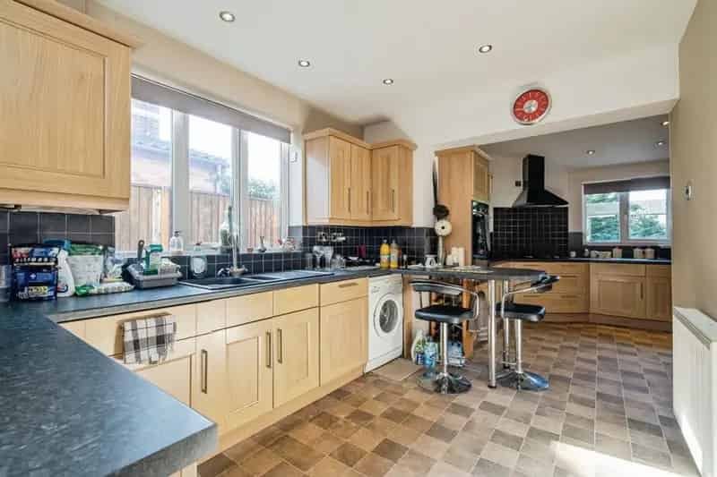 3 Bed Detached House in Eaton Rise South City