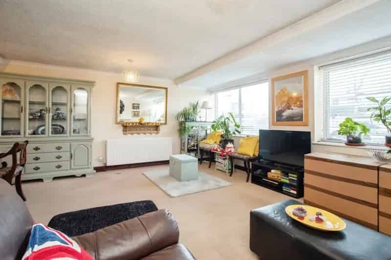 Three Bedroom Maisonette Near Shops and School