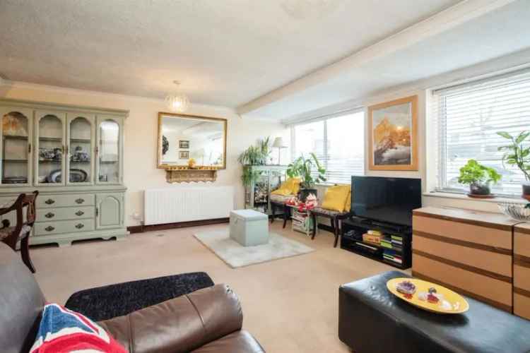 Three Bedroom Maisonette Near Shops and School