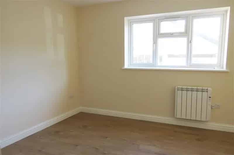 Refurbished 1-Bed Flat Sutton - Modern Kitchen & Open Plan Reception