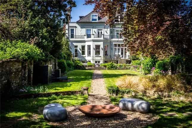 Detached House for Sale in Strawberry Vale Twickenham