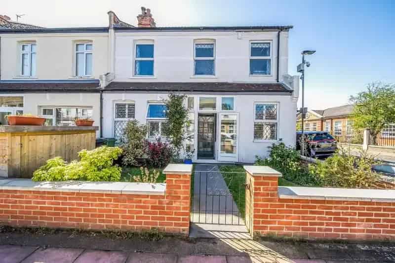 6 bedroom semi-detached house for sale