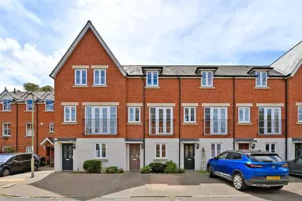 Modern Townhouse for Sale Oxford 4 Bedrooms Parking