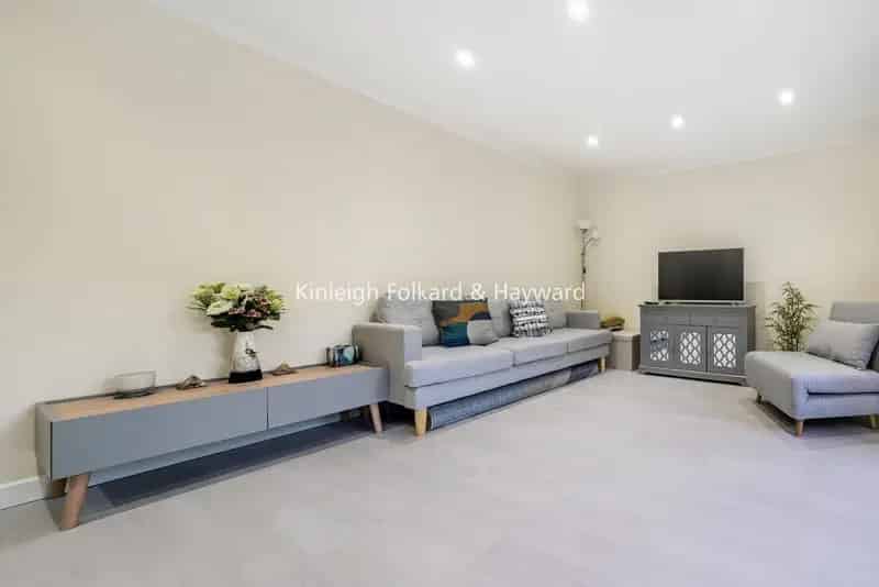 Luxury 2 Bed 2 Bath Ground Floor Apartment with Private Terrace