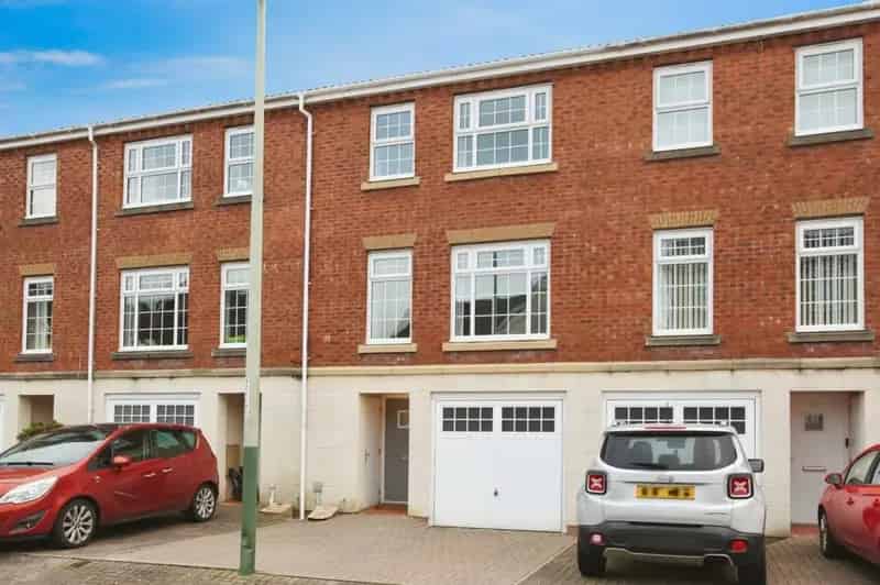 3 Bedroom Townhouse Caerphilly Town Centre No Onward Chain