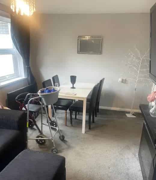 2 Bed Ground Floor Flat Ample Storage Near Schools