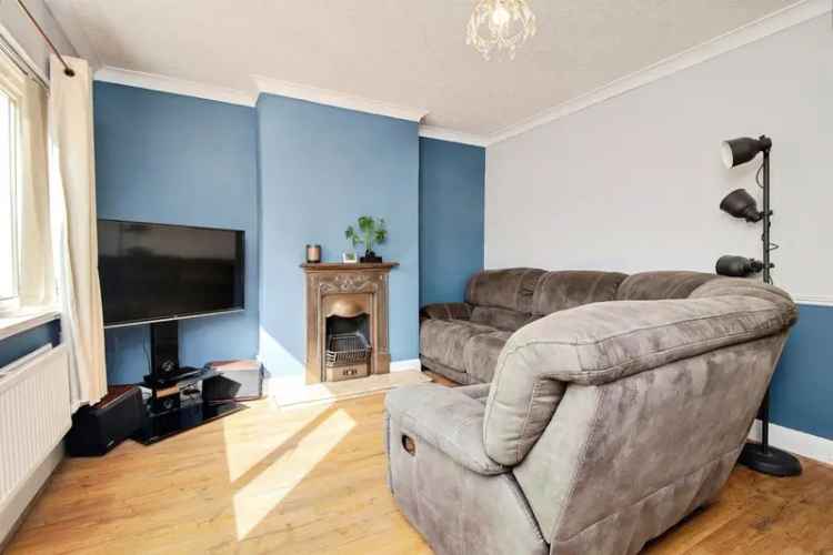 3 Bed House with Conservatory and Off-Street Parking