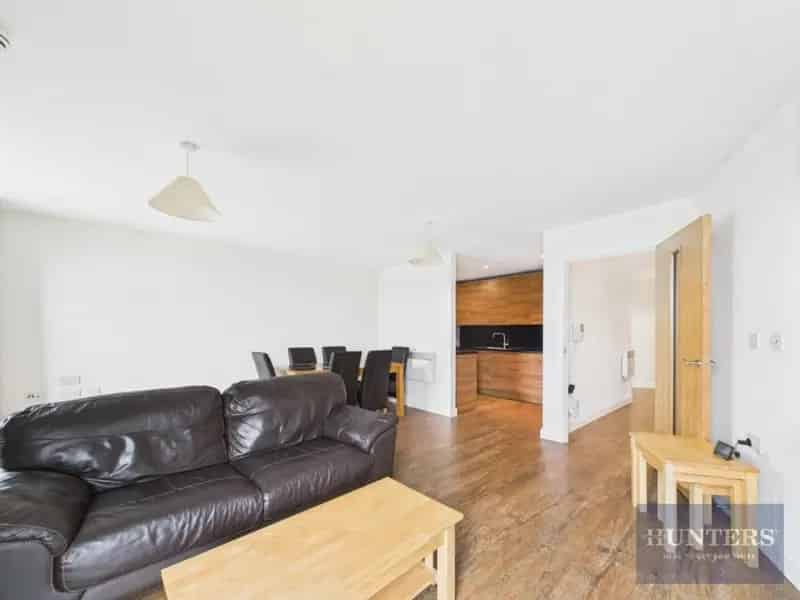 2 Bed 2 Bath Apartment Near Waitrose No Onward Chain