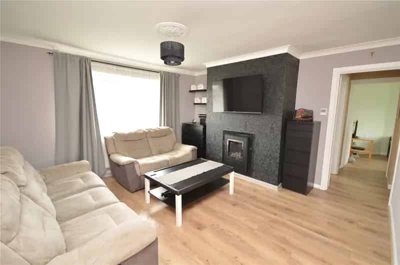 Three Bedroom Flat Near M62 M1 Motorways