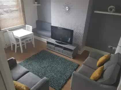 2 Bed House Leeds LS4 2RE - Student Professional