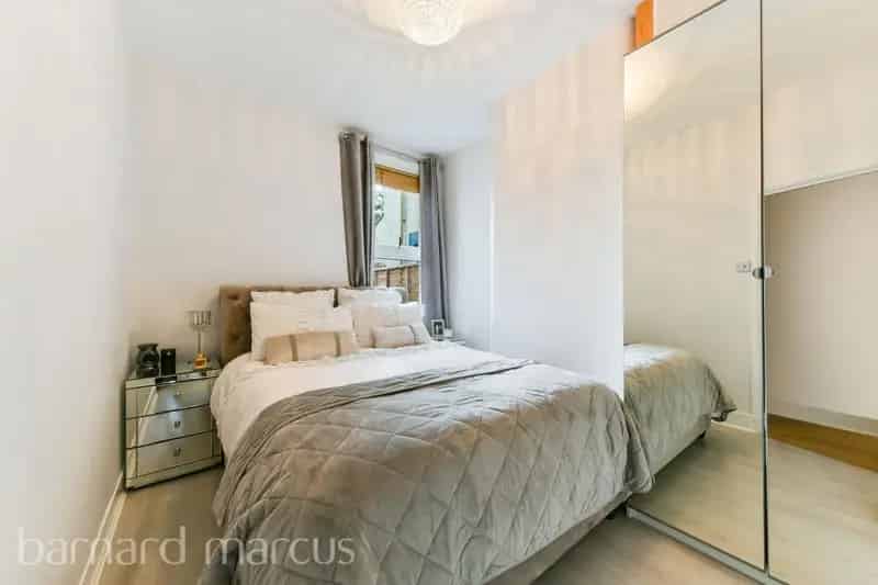 Double Bedroom House with Private Garden and Parking