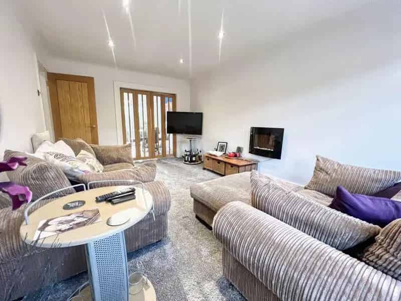 4 Bed Equestrian House for Sale Near M4 J35