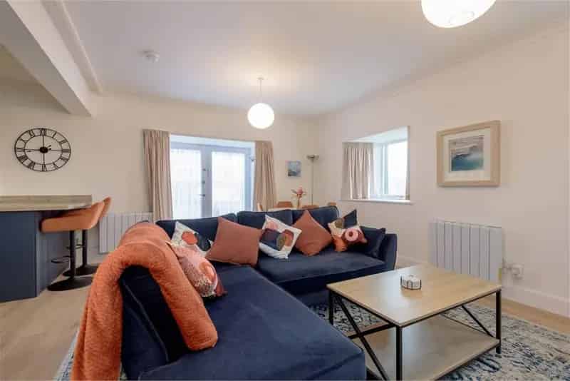 2 Bed Flat - Ground Floor with 1 Reception Room