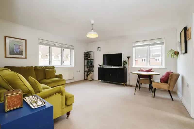 First Floor Flat near Cathedral with Water Meadows Views