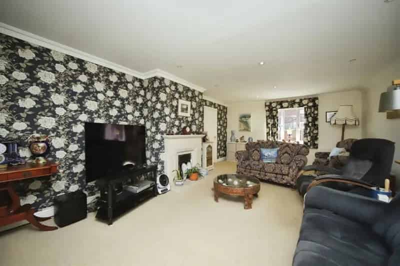 Four Bedroom Semi Detached House Near Taunton Town Centre