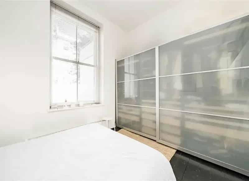 Modern One Bedroom Apartment near Royal Oak Station
