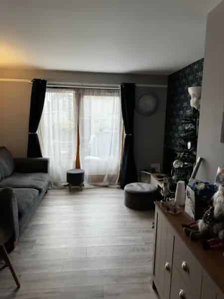 2 Bed Ground Floor Flat with Garden and Parking Near Train Station