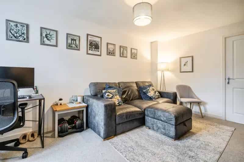 2 Bedroom Semi Detached House Near M4
