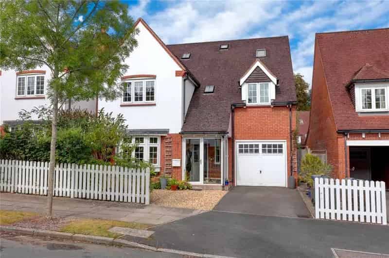 6 Bedroom Detached House for Sale