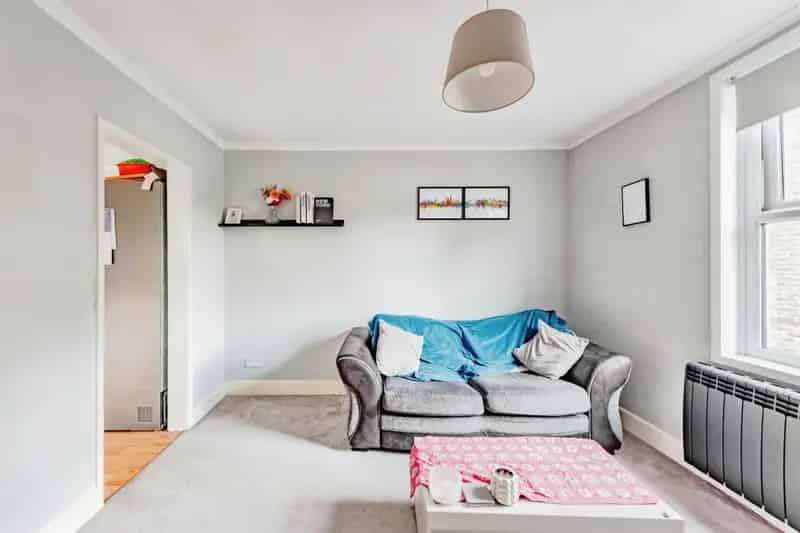 First Floor Apartment Near East Surrey Hospital Earlswood