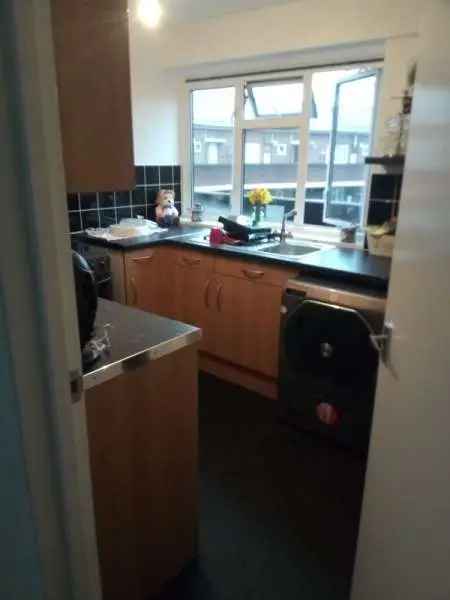 Newly Decorated 1 Bed Flat in Romford with Balcony