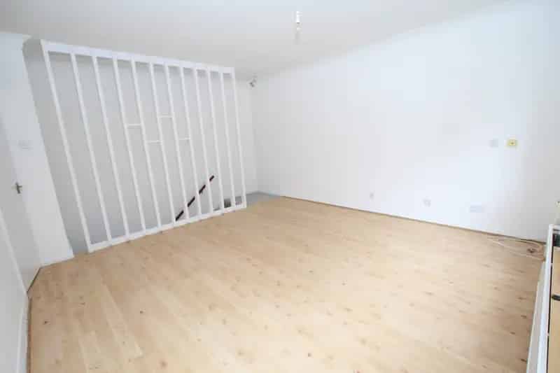 2 Bedroom Flat House to Rent in Teddington