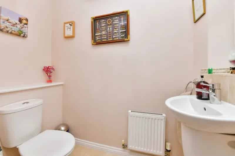 Four Bedroom Detached House with Garage and Garden
