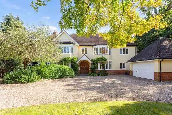 Elegant Family Home in Kingswood Rise