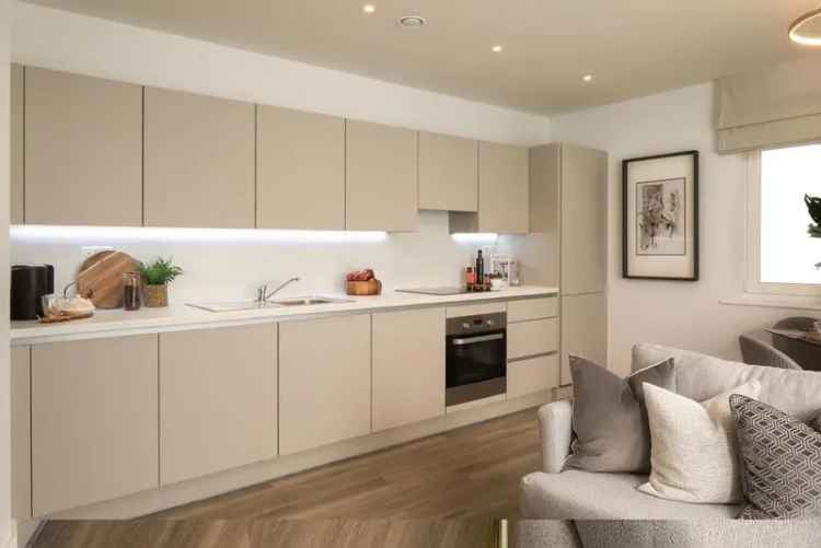 Flat For Sale in London, England