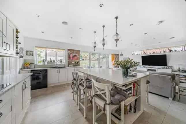 7 Bedroom Family Home in London NW2  - 2400 sq ft