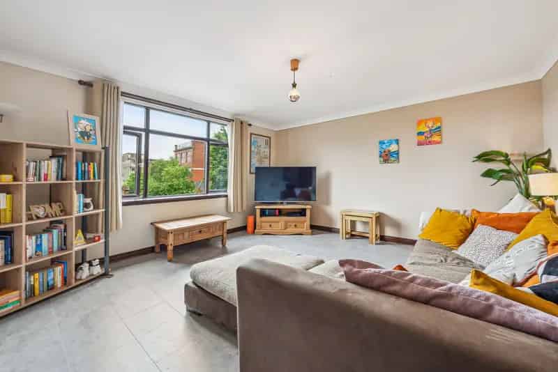 Spacious 2-Bedroom Apartment Kinning Park Glasgow City Centre