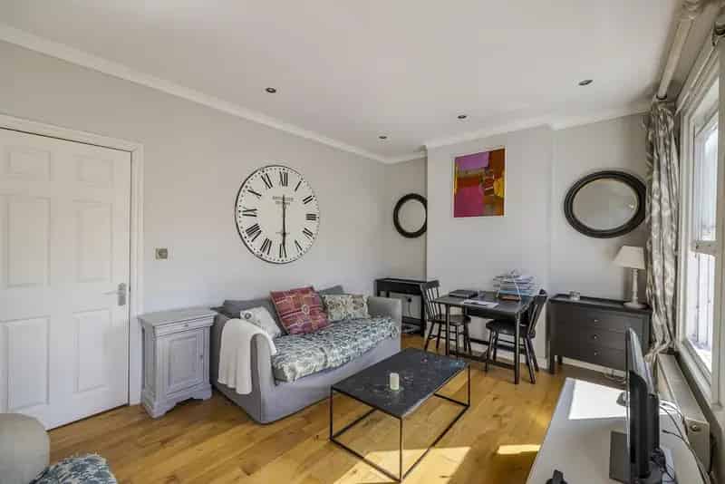 Furnished 2 Bed 2 Bath Split Level Short Let Near Fulham Broadway