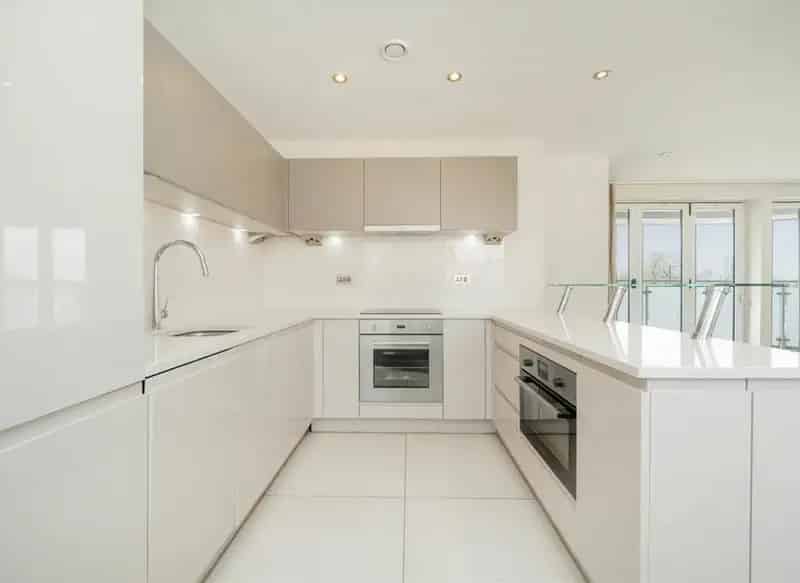 Two Double Bedroom Flat with Balcony and Parking